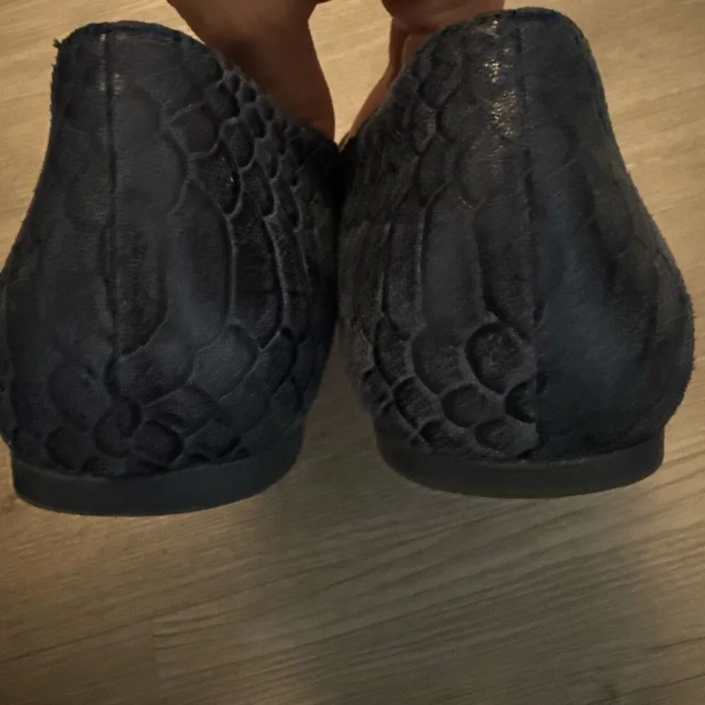 Vionic suede upper